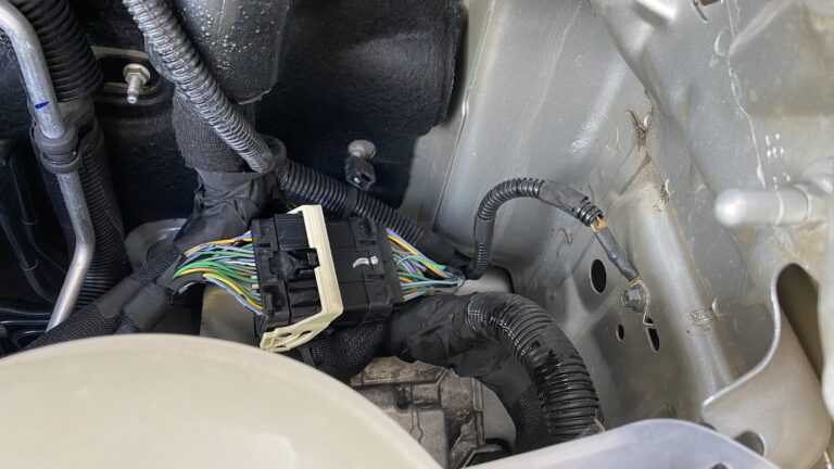 Wassereintritt im Motorraum und dadurch flutung der dortigen nicht 100% dichten Elektronik